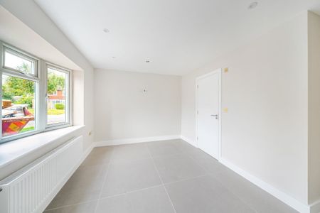 4 bedroom semi-detached house to rent - Photo 5