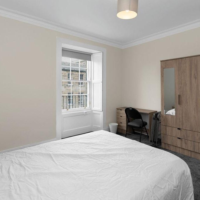 4 bedroom flat to rent - Photo 1