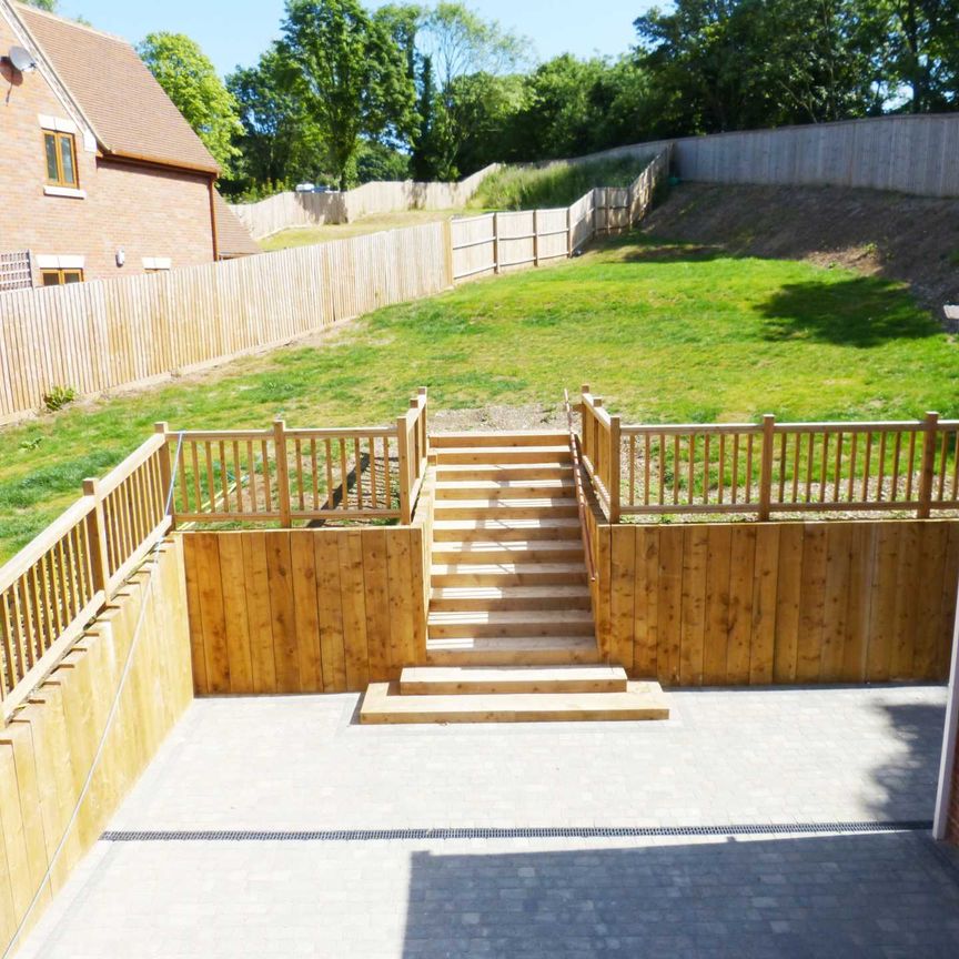 Price £3,000 pcm - Available 27/10/2025 - Unfurnished - Photo 1