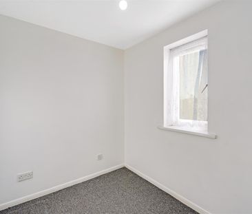 Studio To Let - Photo 3