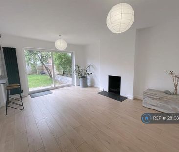 4 bedroom end of terrace house to rent - Photo 1