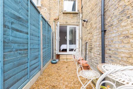 2 bedroom flat to rent - Photo 4