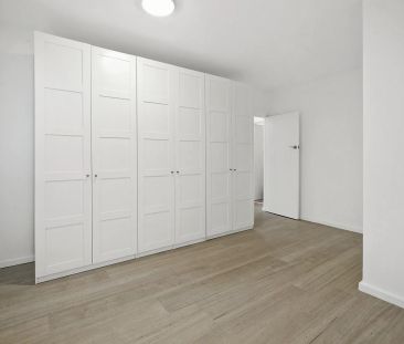 One Bedroom Garden Apartment with Leafy Outlook - Photo 2