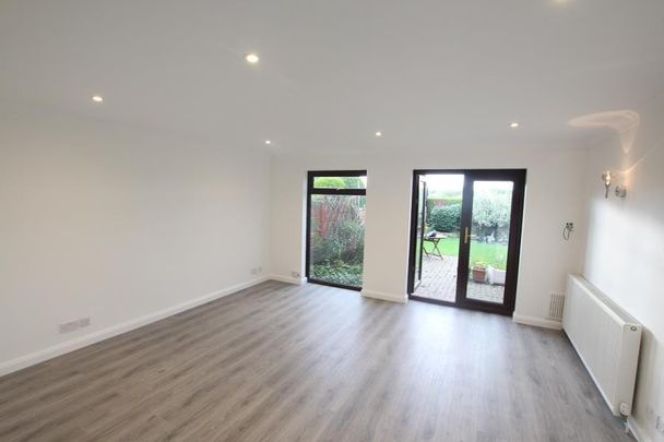 Meadway Drive, Addlestone - 3 bedrooms Property for lettings - Seymours - Photo 1