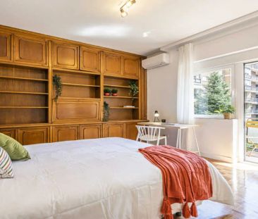 Room in a shared 6-bedroom apartment for rent in Cuatro Caminos - Foto 3