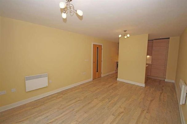 St James Walk, GL50 - Photo 1