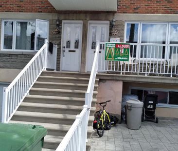 AHUNTSIC : IMMENSE 3 ½ DEMI SOUS SOL - Photo 1