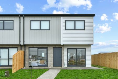 Modern 5-Bedroom Townhouse with Spacious Living in Clarks Beach - Photo 4