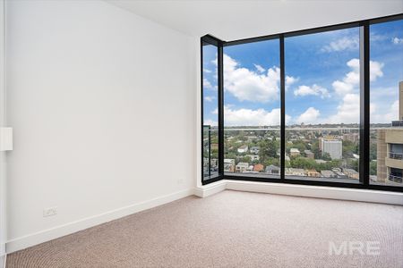 Elevated luxury living with sweeping eastern views - Photo 2