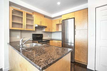 Le 400 Sherbrooke Ouest is located a few steps away from Montreal's Quartier des Spectacles. - Photo 4