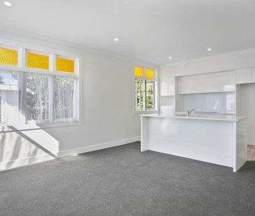 Beauty on Bent Street - Photo 2