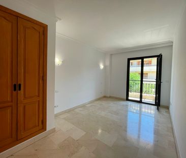 Apartamento primera planta sin amueblar, 3 dormitorios, parking, al... - Photo 2