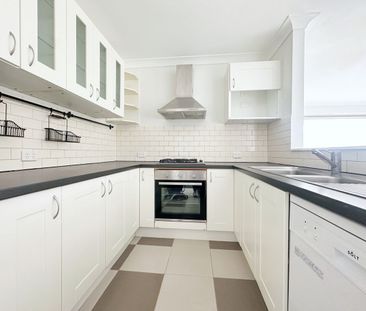 Freshly painted with brand new carpet - Photo 6