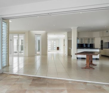 Large Luxurious Waterfront Living! - Photo 2