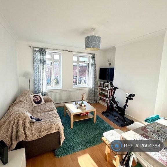 1 bedroom in a flat share to rent - Photo 1