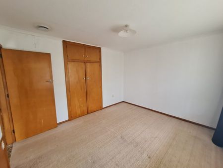 Two Bedroom Sunny Unit – Quiet - Photo 5