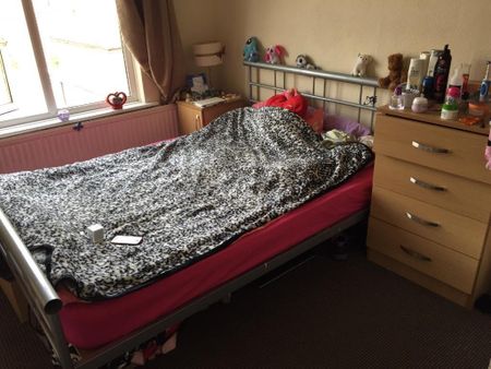 4 bedroom semi-detached house to rent - Photo 2