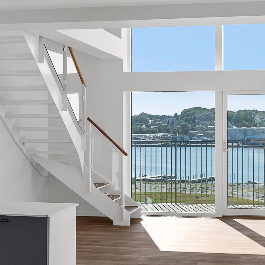 Lys og rummelig penthouselejlighed med udsigt i Nørresundby - Photo 1