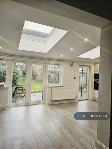 3 bedroom semi-detached house to rent - Photo 3