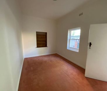 Charming 1930s Art Deco Duplex in a Quiet, Convenient Location - Photo 3