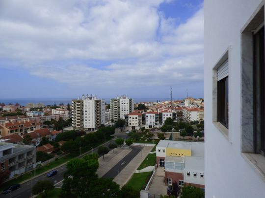 Spacious two bedroom unfurnished apartment in the Buzano area of Parede. - Photo 1