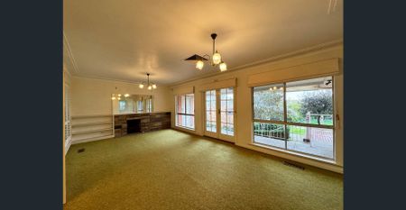 Beautiful 3 Bedroom Home in Prime Location! - Photo 2