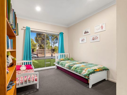 MODERN 3 BEDROOM HOME WITH DUCTED AIRCON & SOLAR - Photo 1