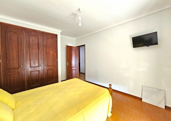 2 bedroom flat with balcony a stone's throw from Vageira Beach!