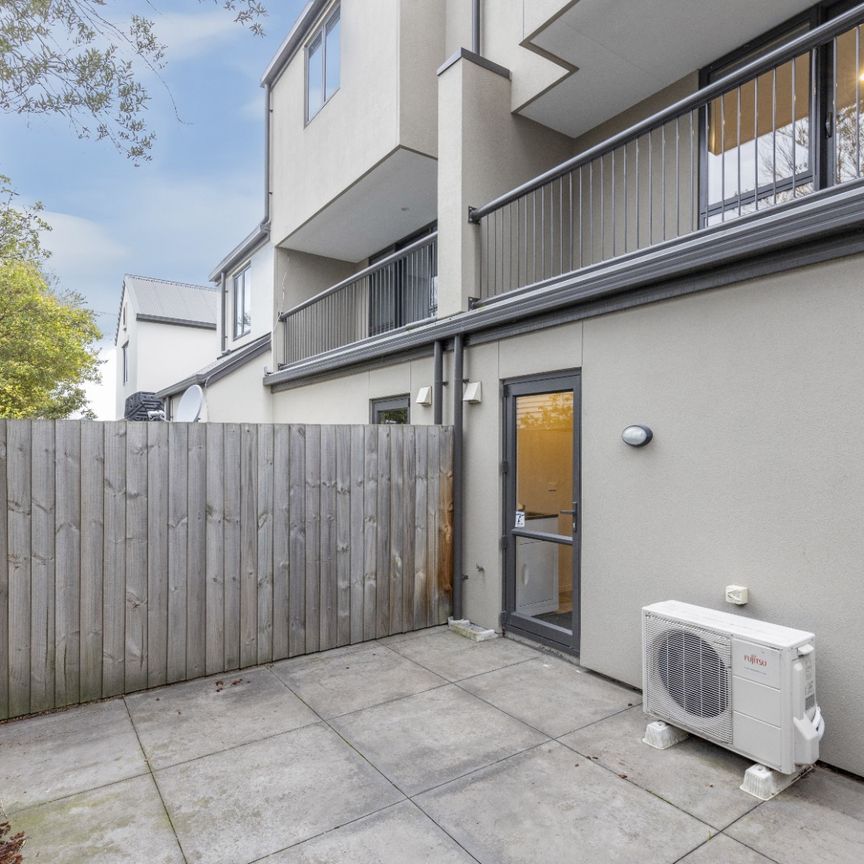 3 Bedroom, 3 Level Townhouse in Sydenham. - Photo 1