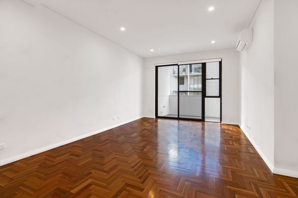 MAROUBRA JUNCTION - 2 BED - 2 BATH APARTMENT + TIMBER PARQUETRY FLOOR - Photo 1