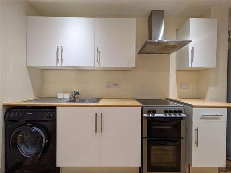 Newnham Gardens, Northolt, UB5 - Photo 2