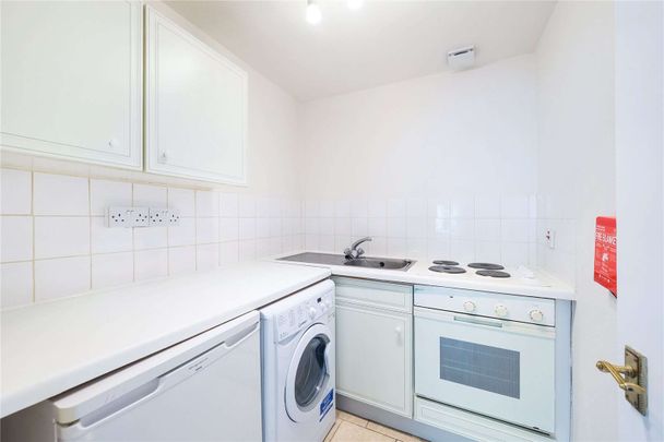 A brilliant studio flat in South Kensington with own kitchen and bathroom. - Photo 1