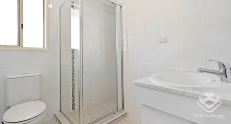 Spacious 3-Bedroom Townhouse – Pool, Tennis Court & Water Included - Photo 3