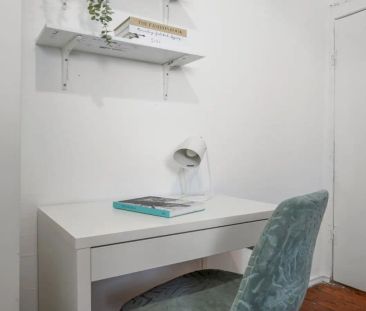 Room in a shared 6-bedroom apartment for rent in Lisbon. - Photo 5