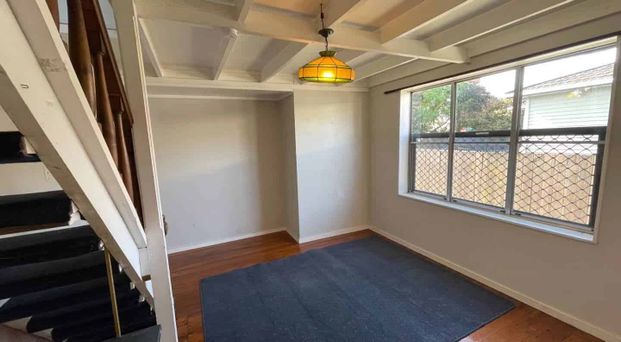 2 bedroom house (optional to rent a 2 bedroom sleepout) - Photo 1