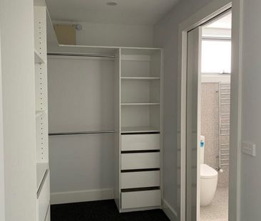 TOWNHOUSE WITH MODERN FINISHES - Photo 5