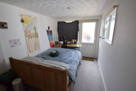 1 Bedroom Flat To Rent in Charminster - £625 pcm Tenancy Info - Photo 3