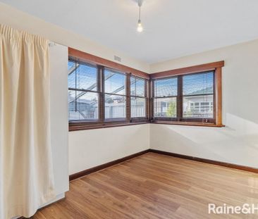 Family home in handy location - Photo 4