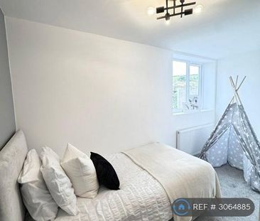 3 bedroom flat to rent - Photo 5