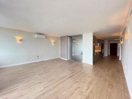 Bonito apartamento con vistas al mar, 2 dormitorios, terraza, ascensor, Paseo Maritimo. - Photo 2