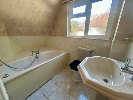 2 bedroom bungalow to rent Cradock Place, Worthing, BN13 - Photo 2