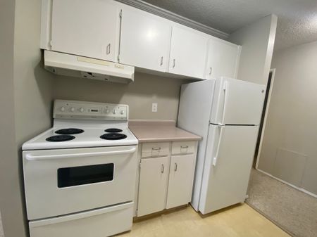 Hearth Manor - Photo 4