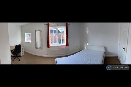 4 bedroom semi-detached house to rent - Photo 3