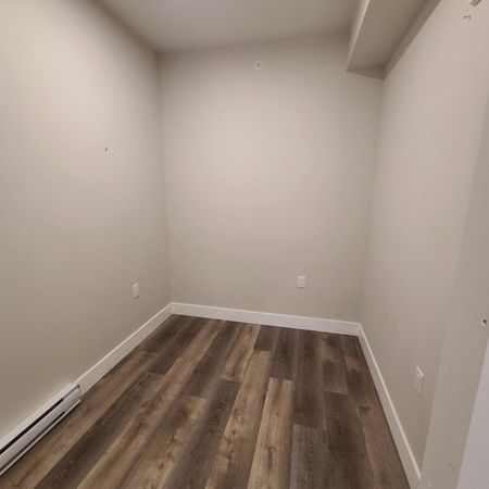 Large 2 Bedroom Unit with Den! - Photo 3