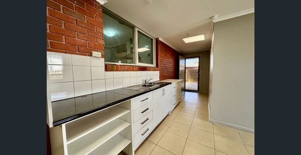 SPACIOUS 5-BEDROOM FAMILY HOME FOR LEASE - ST ALBANS - Photo 1