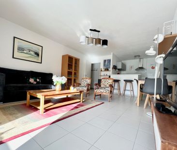 NIMES SECTEUR ARENES - T2 MEUBLE avec PARKING et TERRASSE - Photo 2