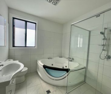 Spacious 5-Bedroom Home - Perfect for Families - Photo 6