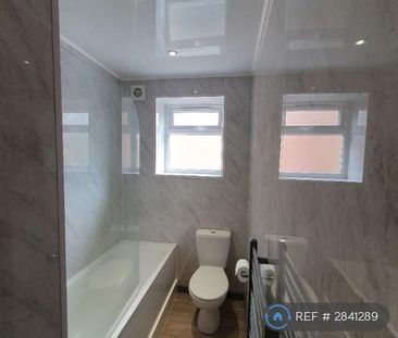 3 bedroom flat to rent - Photo 6