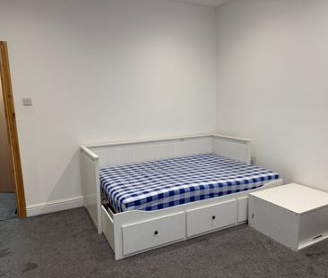 One bedroom Flat close to ilford station ideal for working couples-... - Photo 2