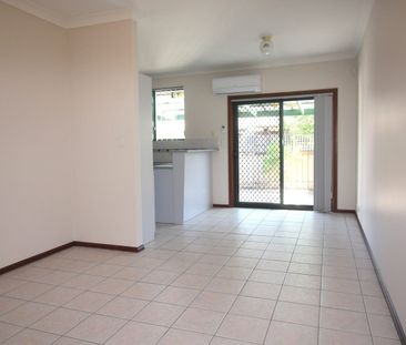 SPACIOUS 3 BEDROOM COURTYARD HOME. 2 LIVING AREAS. UNFURNISHED. - Photo 2